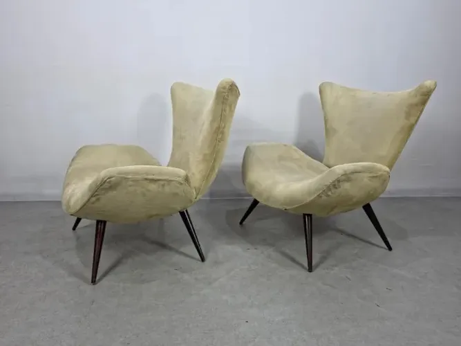 Par de Poltronas Vintage Pé Palito, tapeçaria em tecido camurça