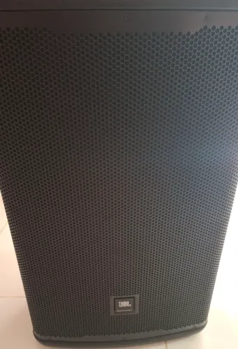 Vende-se caixa de som JBL eon 715 profissional 