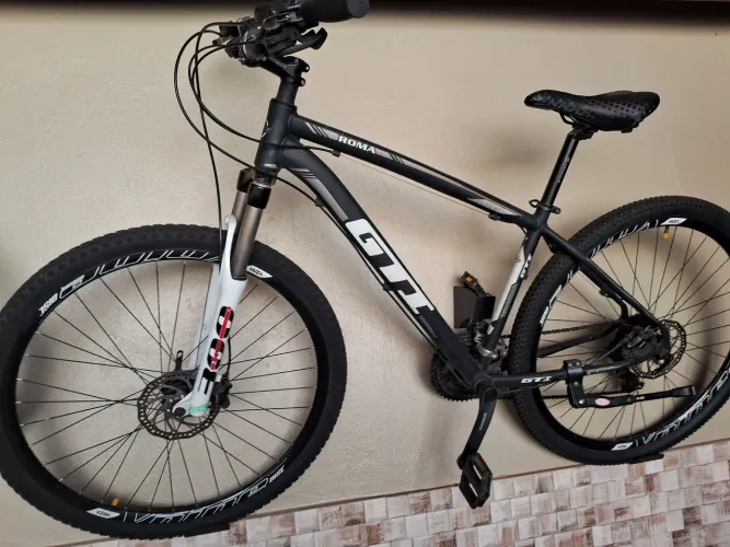 Vendo 2 bikes de alumínio aro 29 cor preta.