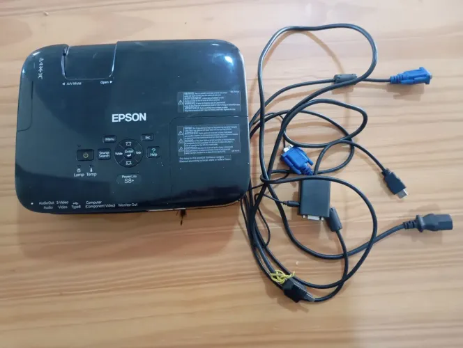 Projetor Epson S8+ ótimo para jogos da copa