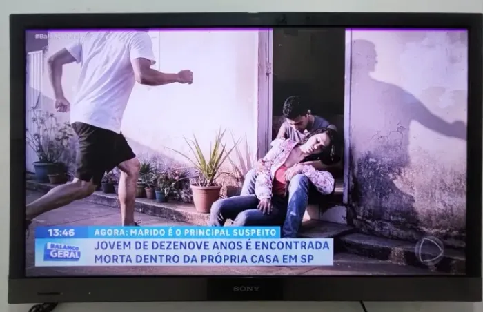 TV Sony Bravia 40" Full HD (KDL-40EX525) - Detalhe na Tela / Preço Baixo (foto/descrição)