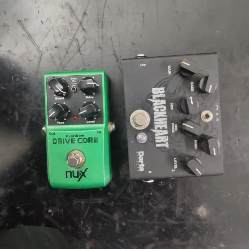 Combo de pedais de distorção