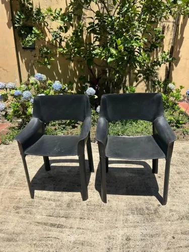 Duas Cadeiras De Couro Preta