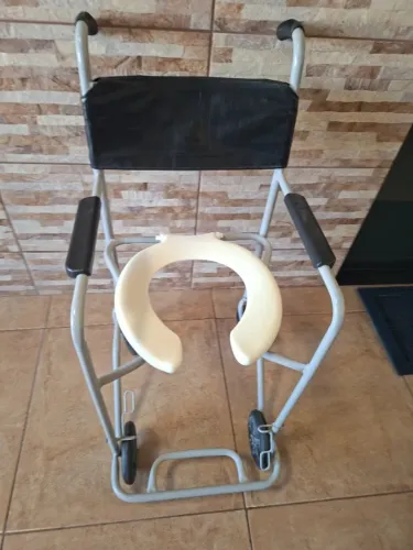 vendo cadeira de banho em otimo estado de conservaçao e funcionamento para desocupar urgen