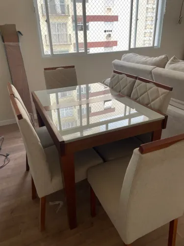 Mesa extensível com 6 cadeiras estofadas