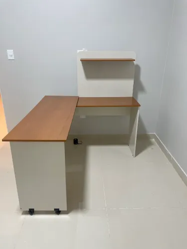Escrivaninha dobrável em L (1.30m x 45cm)
