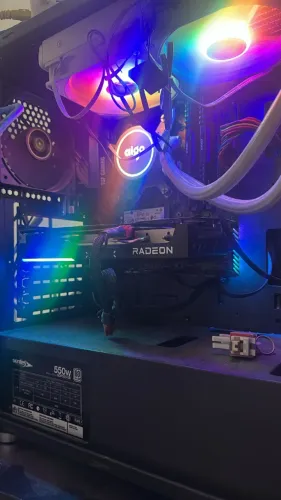 PC Gamer Ryzen 5 5600X + RX 9060XT 16GB