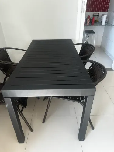 Mesa e cadeiras