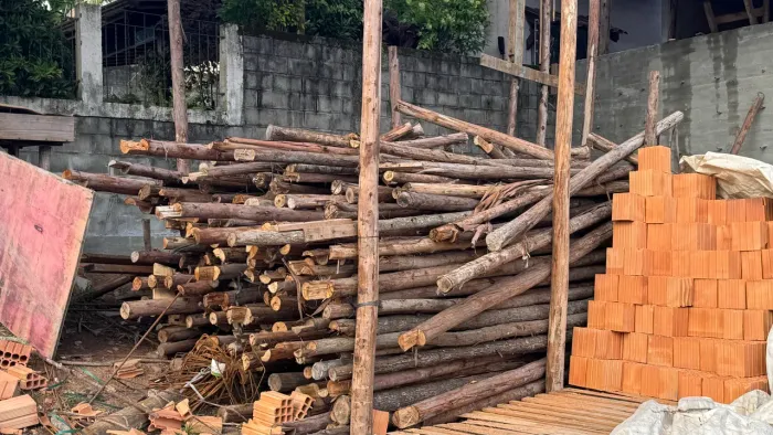 Escoras para obra e restos de madeira