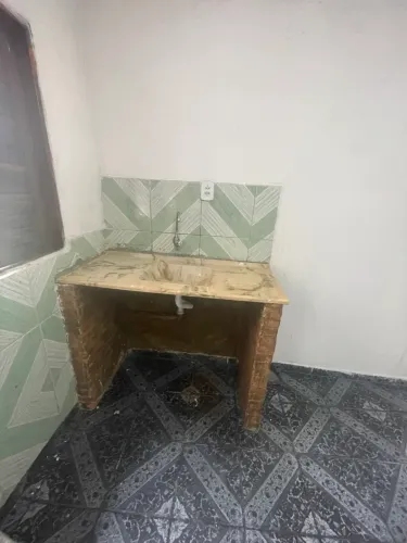 Alugo 2 comodos com banheiro sem depósito