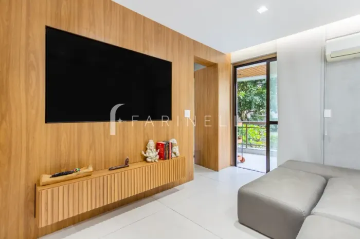 Apartamento reformado prontinho para morar no Leblon.