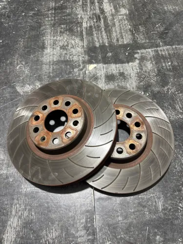 Discos de Freio Dianteiros Kuhn Brakes Slotados - Jetta GLI 2019