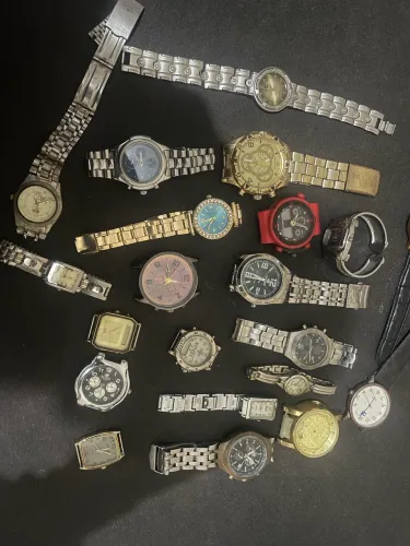 Vendo lote 21 relógios sem teste todos por 300,00 leiam vejam as fotos 