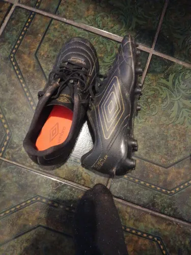 Chuteira campo umbro tamanho 39