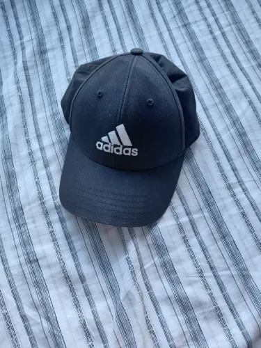 Boné adidas original em ótimo estado