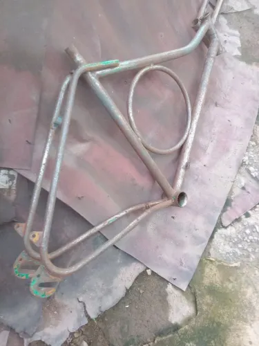Vendo dois quadros um Monark. Quadro já está lixado.