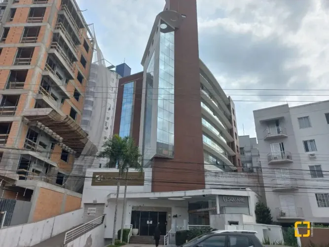 Sala comercial à venda em Coqueiros com garagem.