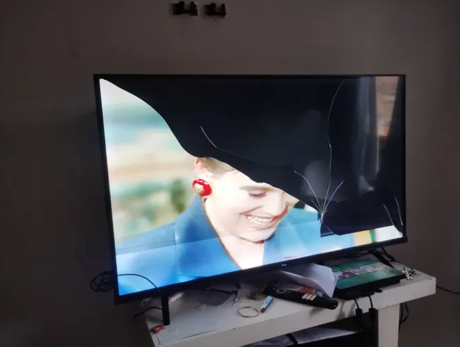 Tv com defeito retirada de peças 