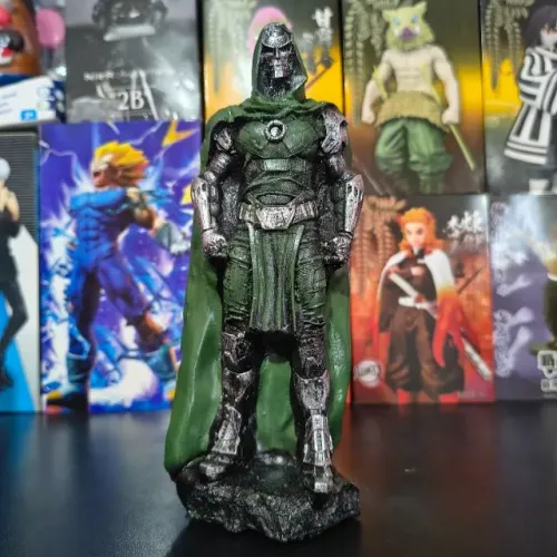 Action Figure Dr Destino (Marvel)® 22 cm | Estatueta Colecionável