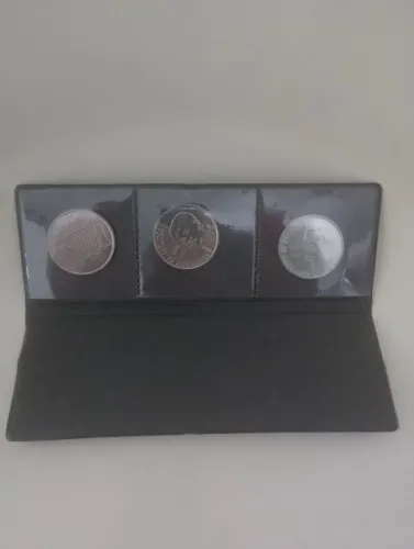 Cartela Comemorativa Família AXÉ Com 3 Moedas 1988 - Excelente estado.