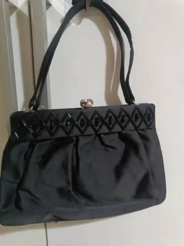 bolsa feminina de festa vintage preta em tecido acetinado.