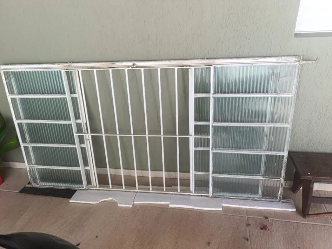 Vitro de ferro para sala,copa ou cozinha com vidros e grade de segurança 