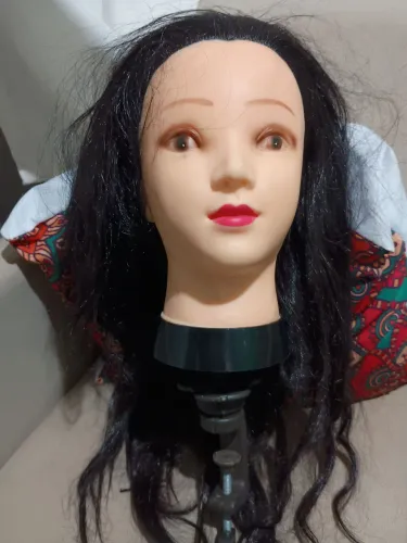 Cabeça de boneca com cabelo para treino