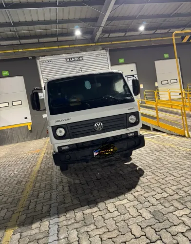 Caminhão disponível pra frete e agregamento