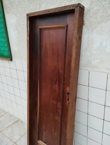 Porta em madeira maciça