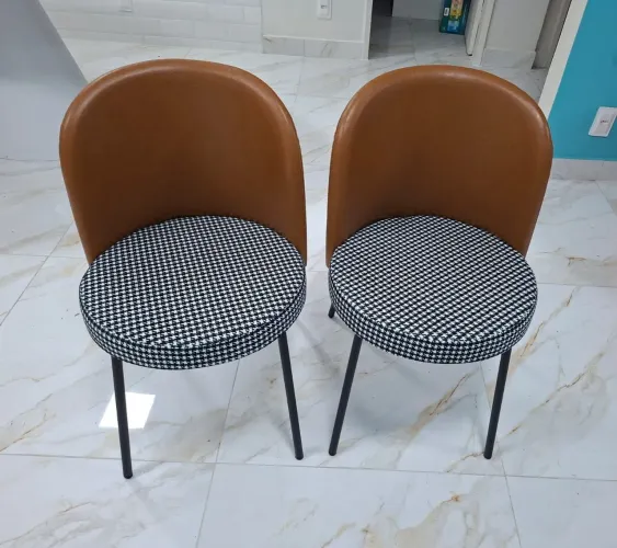 2 cadeiras lindas pés de aço carbono, estofadas e encosto courino