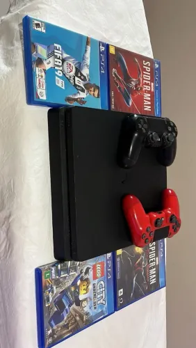 PlayStation 4 slim 500g 2 controles mais 4 jogos