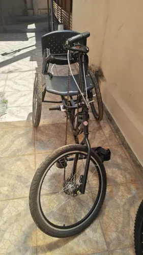 Triciclo pedal nas mãos.