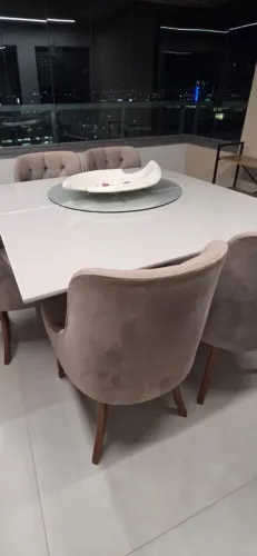 Conjunto mesa com 06 cadeiras.