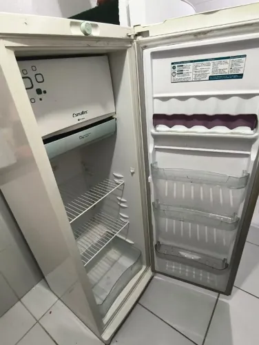 ? [VENDO] Geladeira Esmaltec (Com Detalhe / Para Conserto)