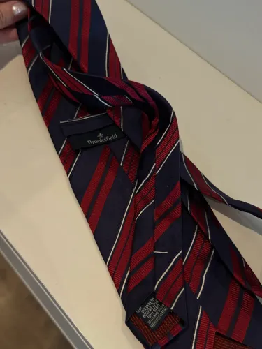 Duas gravatas Brooksfield e Hugo Boss