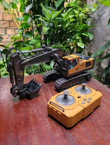 Retroescavadeira de controle remoto