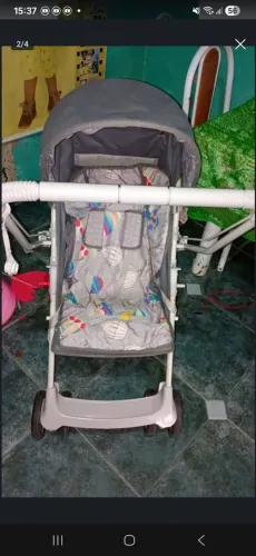 Carrinho de bebê + um bebê conforto 
