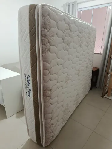 Colchão de mola ensacada Queen usado em bom estado.