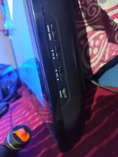 Vendo Tv 44 polegadas com esses 2 defeitos que está nas Fotos NÃO É SMART 