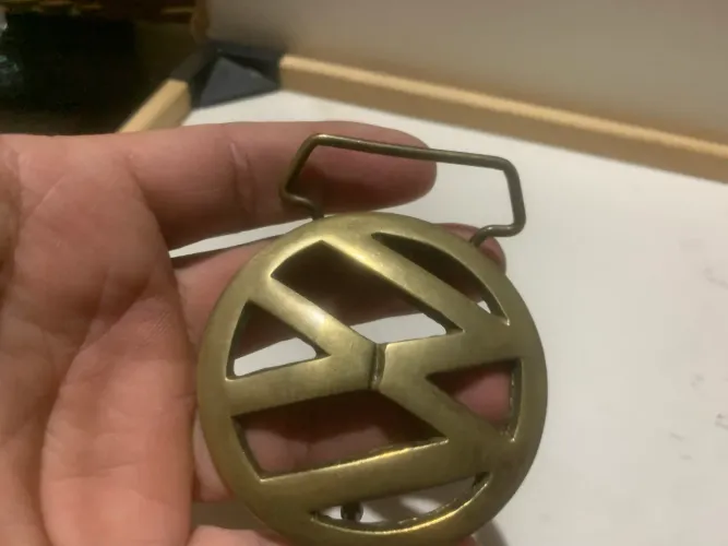 fivela de cinto vintage é feita de latão, logotipo clássico da Volkswagen