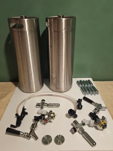 02 Choppeiras 10L (kegs + conjunto de extratores + 25 capsulas CO2)