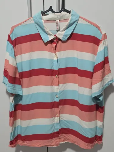 Camiseta com botões Listrada