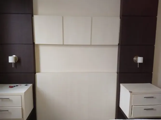 Cabeceira com criado mudo (cama tradicional)