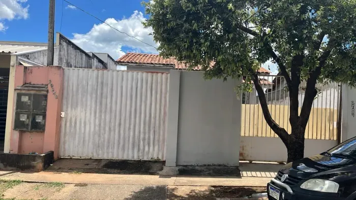 Imóvel para venda com 1 casa e 2 logts no bairro Cerrado, em Lucas do Rio Verde - MT