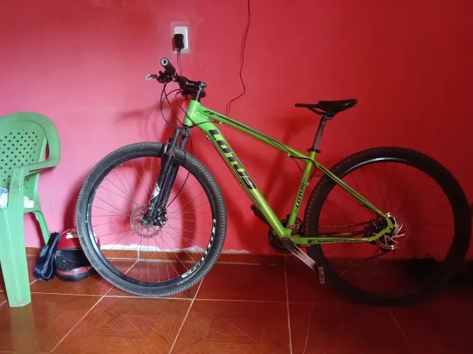 Vendedor uma bicicleta aro 29