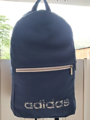 Mochila da adidas na cor azul em perfeito estado de uso
