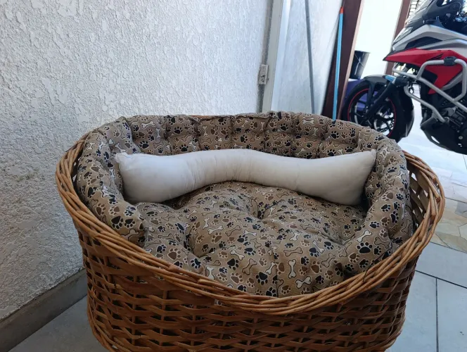 Cesto para cachorro com almofadas. 