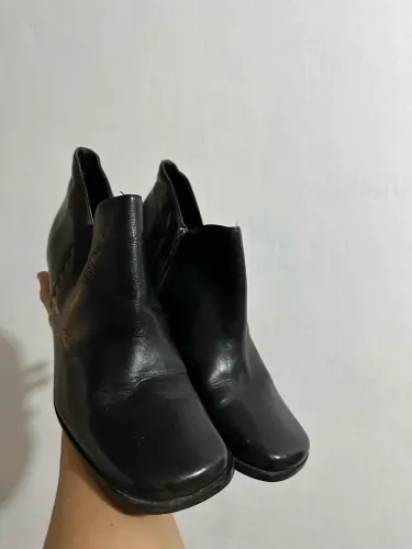 Botinha de couro feminina