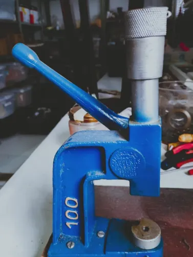 Máquina de Ilhós com prensa e furadeira