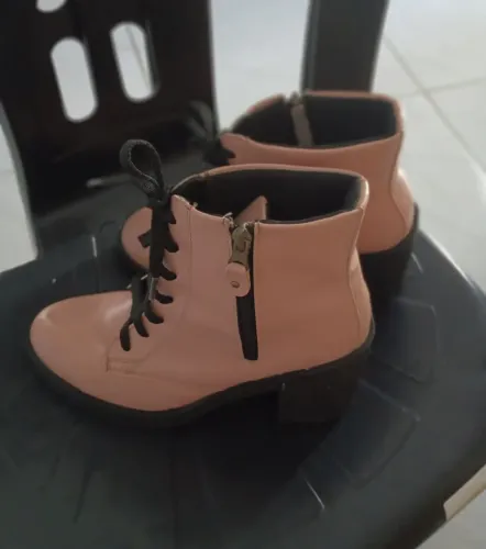Bota Feminina Nude/Rosê Tipo Coturno - Salto Tratorado - NOVA (Usei só 1x)